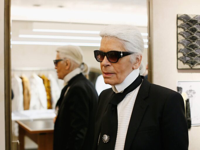 Karl Lagerfeld mit Spiegelbild | © Getty Images | Ernesto Ruscio