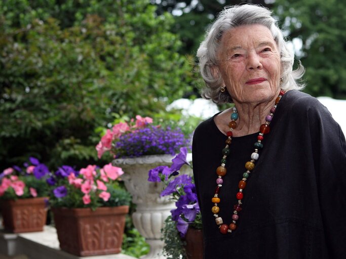 Rosamunde Pilcher im Garten | © Getty Images | Adam Berry