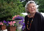 Rosamunde Pilcher im Garten | © Getty Images | Adam Berry