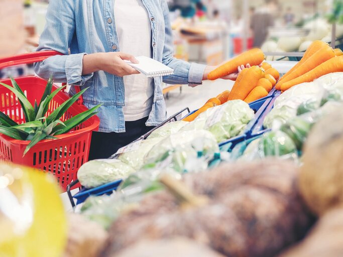 Beim Einkaufen die Kontrolle behalten | © iStock | Yumi mini