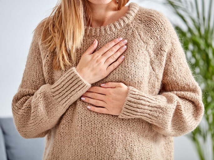 Frau hält sich Brust wegen Sodbrennen | © iStock | m-gucci