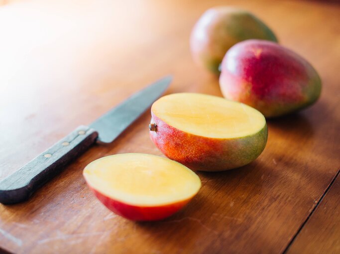 Mango schälen | © iStock | MarkoNOVKOV