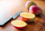 Mango schälen | © iStock | MarkoNOVKOV