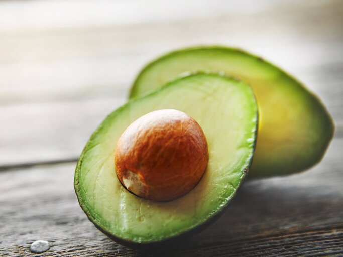 Avocado entkernen und schnell reifen | © iStock | gradyreese