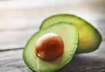 Avocado entkernen und schnell reifen | © iStock | gradyreese