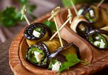 Auberginen-Röllchen mit Feta und Pesto | © iStock | Sarsmis