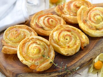 Blätterteig-Schnecken mit Lachs | © iStock | kabVisio