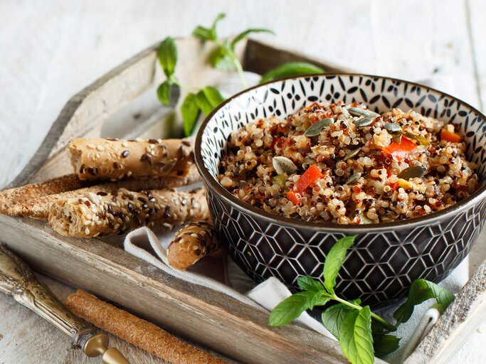 Tricolor Quinoa und Gemüse Eintopf | © iStock | Karisssa