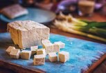 Frischer Block Tofu mit Frühlingszwiebeln | © iStock | GMVozd