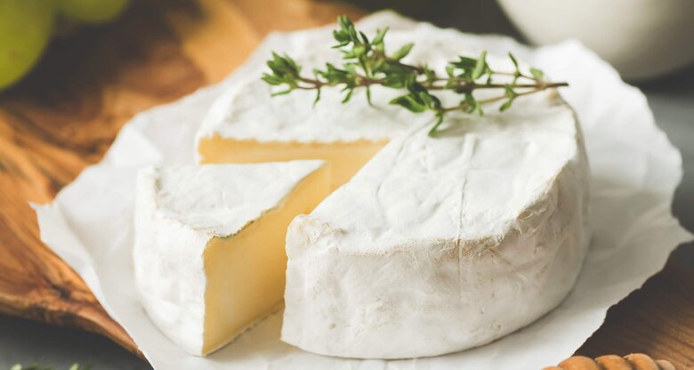 Camembert auf einem Holzbrett angerichtet, Vitamin B12 Lebensmittel | © iStock | Arx0nt