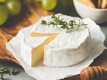 Camembert auf einem Holzbrett angerichtet, Vitamin B12 Lebensmittel | © iStock | Arx0nt