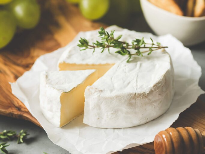 Camembert auf einem Holzbrett angerichtet, Vitamin B12 Lebensmittel | © iStock | Arx0nt