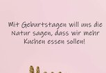 rosafarbener Cupcake mit bunten Streuseln und einem lustigen Geburtstagsspruch | © iStock | RuthBlack