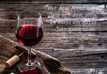 Weinglas mit einem lustigen Spruch zum Geburtstag | © iStock | fcafotodigital