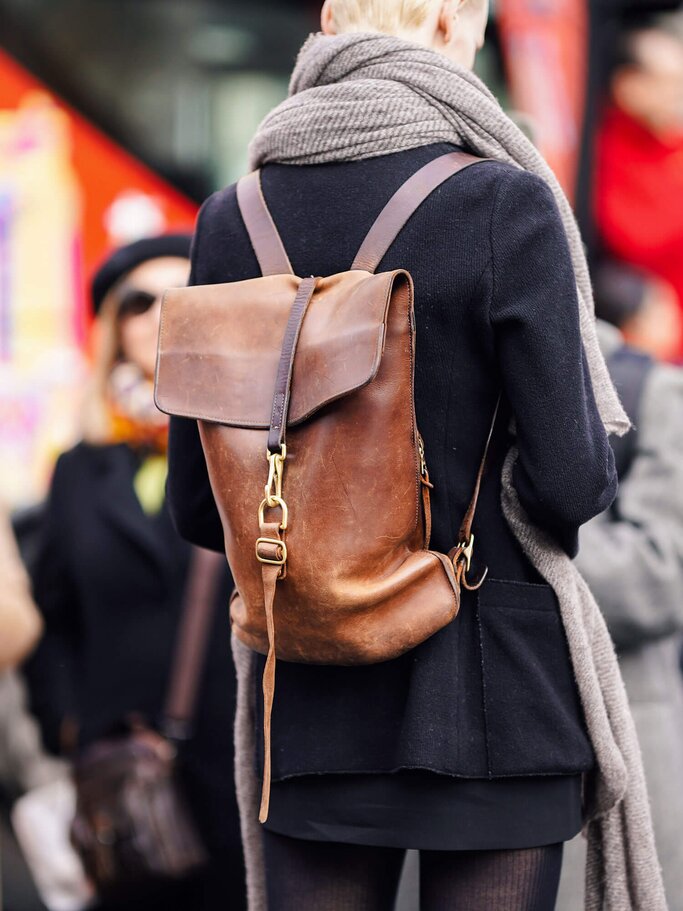 Lederrucksack | © Getty Images | Edward Berthelot