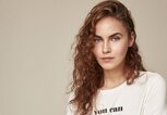 Weltfrauentag - Elena Carriére mit You-Can-Shirt von Vero Moda | © PR