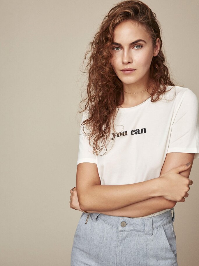 Weltfrauentag - Elena Carriére mit You-Can-Shirt von Vero Moda | © PR