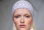 Weltfrauentag - blondes Model von lala Berlin trägt Schmuck aus der lala Berlin x ALAMA Kollektion. | © PR