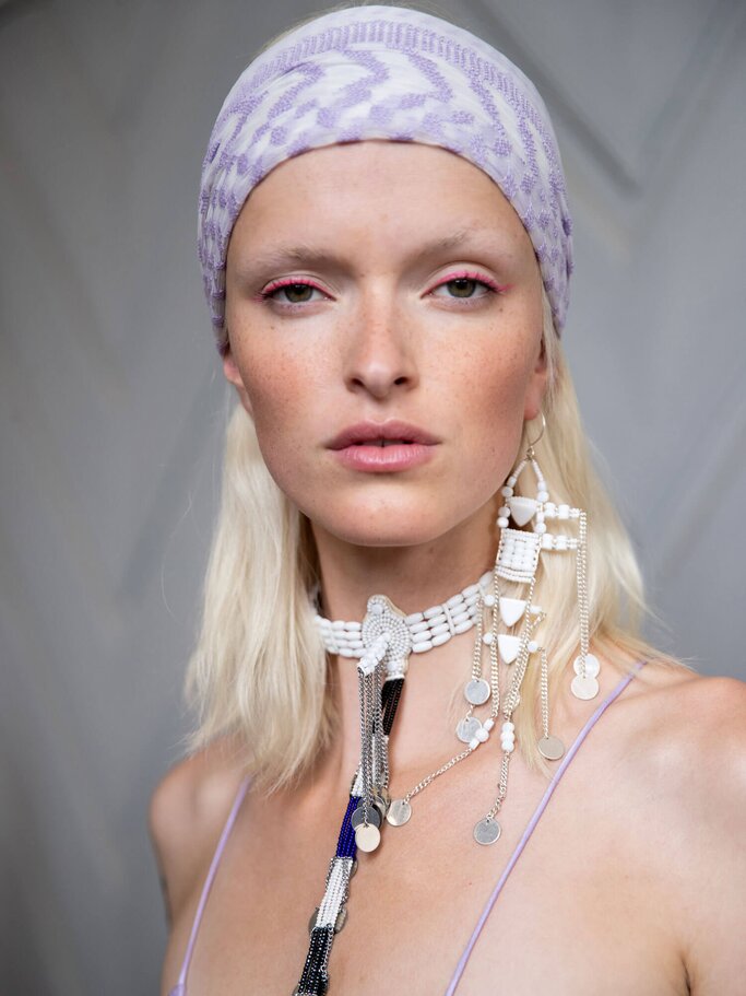 Weltfrauentag - blondes Model von lala Berlin trägt Schmuck aus der lala Berlin x ALAMA Kollektion. | © PR