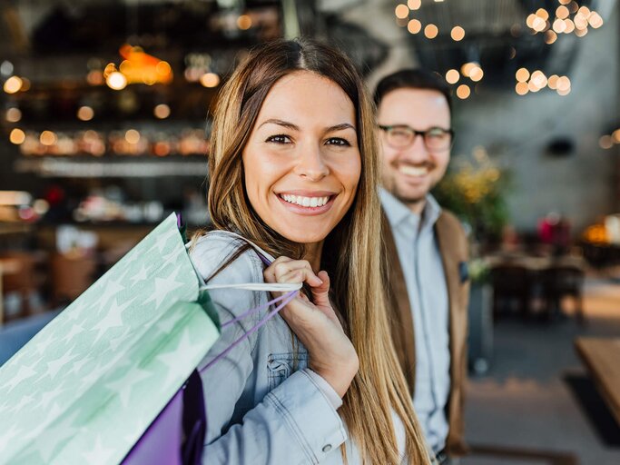 Hübsche junge Frau mit einer Einkaufstüte | © iStock | bulatovic