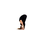 Frau übt Sonnengruß - Uttanasana | © iStock | GoodLifeStudio