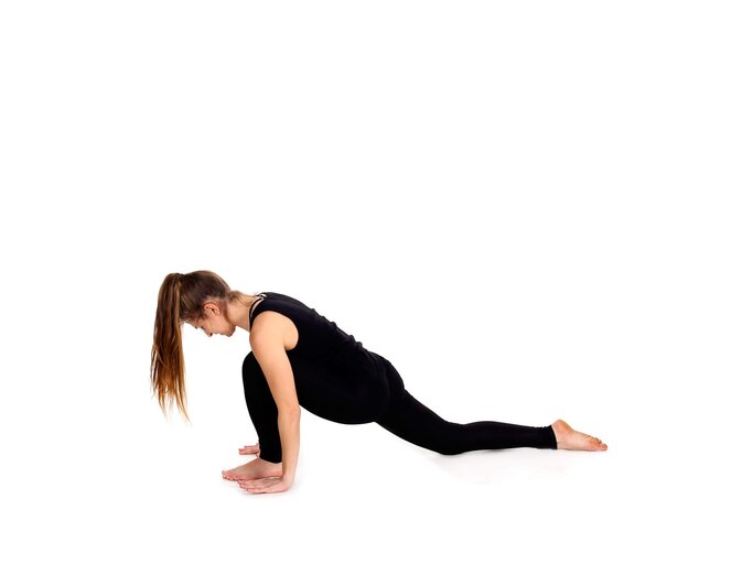 Frau übt Sonnengruß - Anjaneyasana | © iStock | GoodLifeStudio