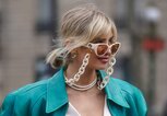 Bloggerin Xenia Adonts mit trägt eine auffällige Sonnenbrille mit Brillenkette. | © Getty Images | Edward Berthelot