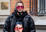 Junge Frau trägt eine Sonnenbrille mit transparentem Rahmen in der Trendfarbe Pink. | © Getty Images | Christian Vierig