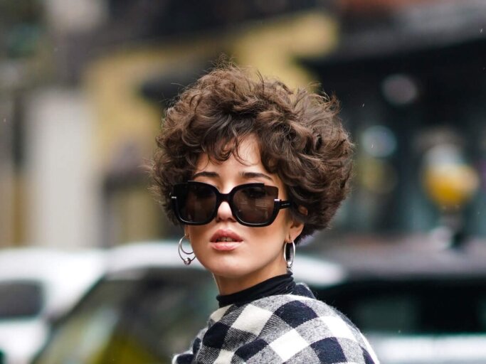 Street Style Bild von Frau mit kurze Haaren und Locken in New York. | © Getty Images | Edward Berthelot