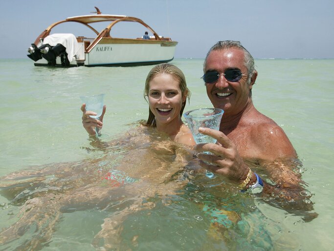 Heidi Klum mit Flavio Briatore beim Urlaub in Kenia im Dezember 2003 | © Getty Images | Gianni GIANSANTI 