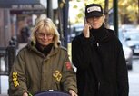 Heidi Klum unterwegs mit Mutter Erna und einem Kinderwagen | © Getty Images | Mario Magnani 