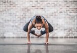 Frau praktiziert die Yoga-Übung "Die Krähe". | © iStock | da-kuk