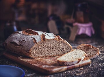 leckeres, frisches Brot auf einem Brett | © iStock | GMVozd