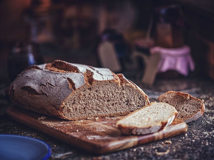 leckeres, frisches Brot auf einem Brett | © iStock | GMVozd