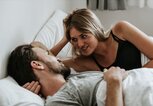 Paar liegt im Bett und unterhält sich.  | © iStock | Erdark