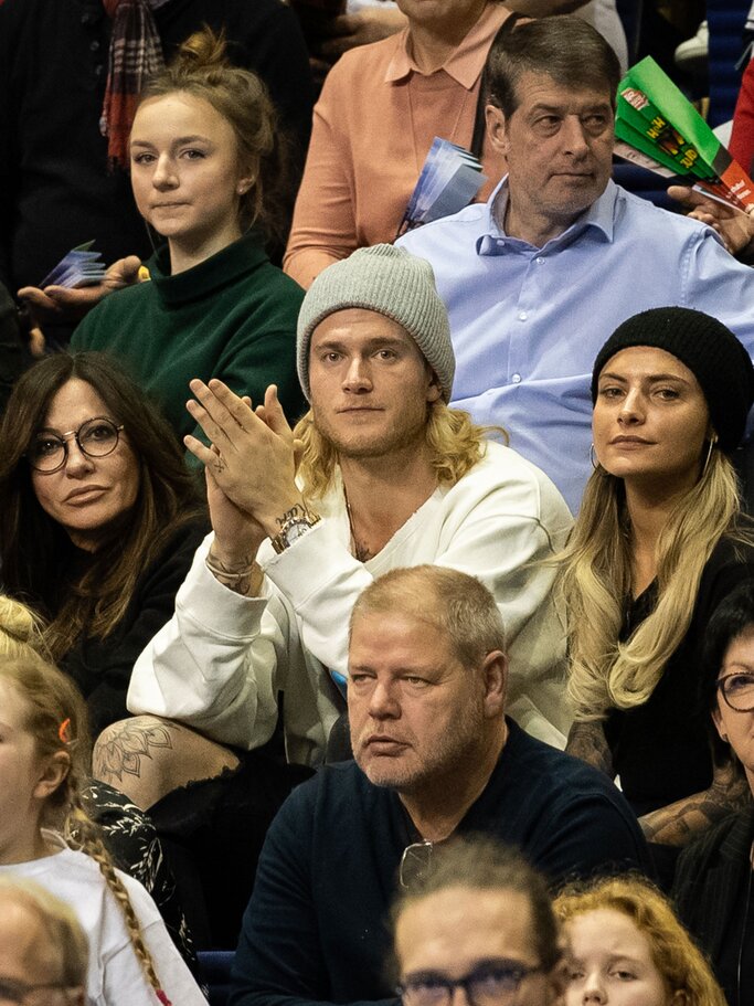 Simone Thomalla, Loris Karius und Sophia Thomalla | © Getty Images | Florian Pohl