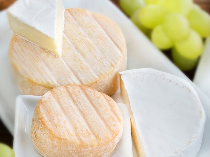 Camembert und Ziegenkäse sind proteinreich | © iStock | Santje09