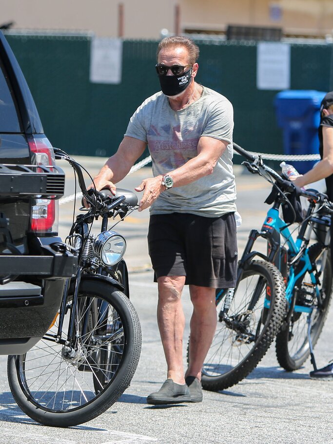 Arnold Schwarzenegger mit Stoffmaske | © Getty Images |  BG004/Bauer-Griffin