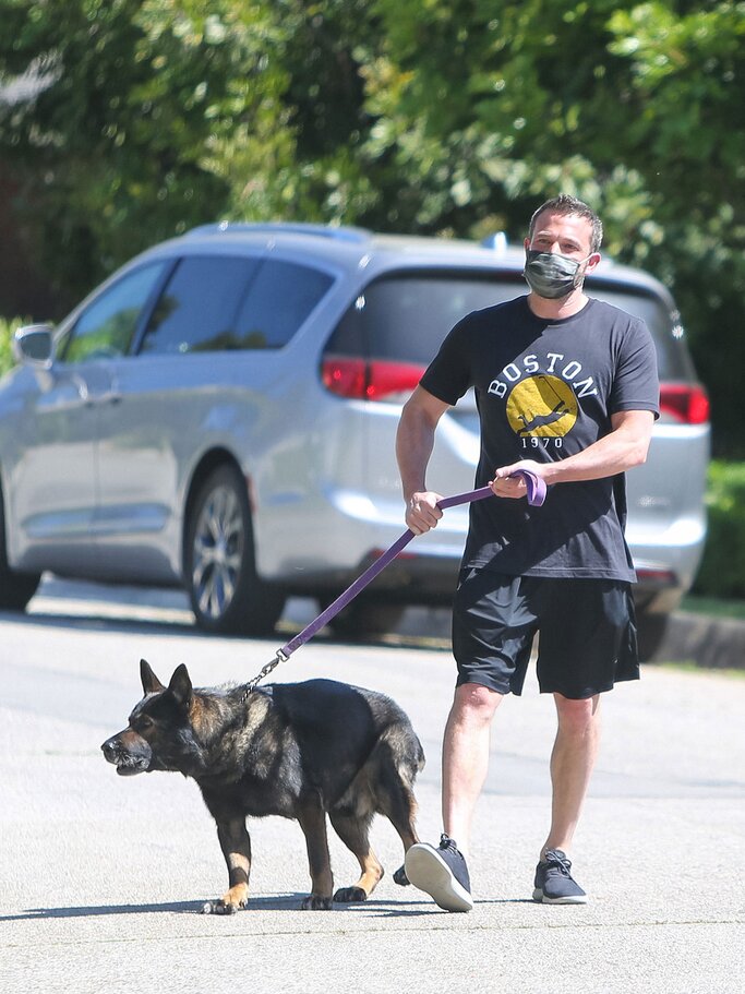 Ben Affleck mit Maske | © Getty Images |  BG004/Bauer-Griffin 