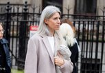 Sarah Harris auf der Straße bei der London Fashion Week im Februar 2020. | © Getty Images | Christian Vierig