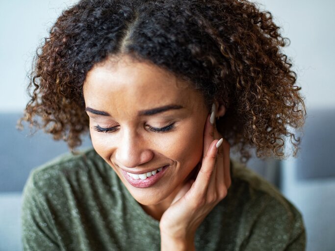 Frau hält sich wegen Tinnitus und Schmerzen die Ohren | © iStock | vitapix