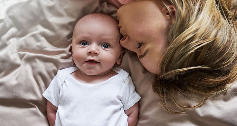 Mutter küsst ihr kleines Baby | © iStock | LaylaBird