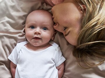 Mutter küsst ihr kleines Baby | © iStock | LaylaBird