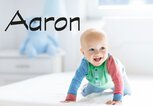 krabbelndes Baby mit dem Namen Aaron | © iStock | FamVeld