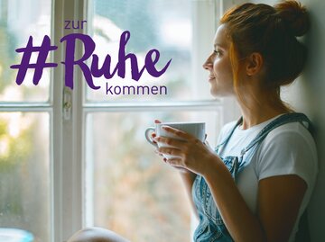 Junge Frau trinkt eine Tasse Tee und schaut aus dem Fenster | © iStock | Jasmina007