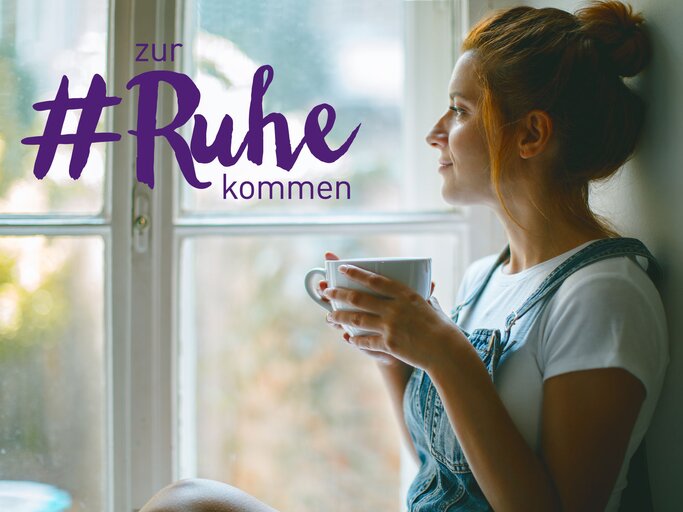 Junge Frau trinkt eine Tasse Tee und schaut aus dem Fenster | © iStock | Jasmina007