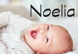 Kleines lachendes Baby mit dem Namen Noelia | © iStock | PeopleImages