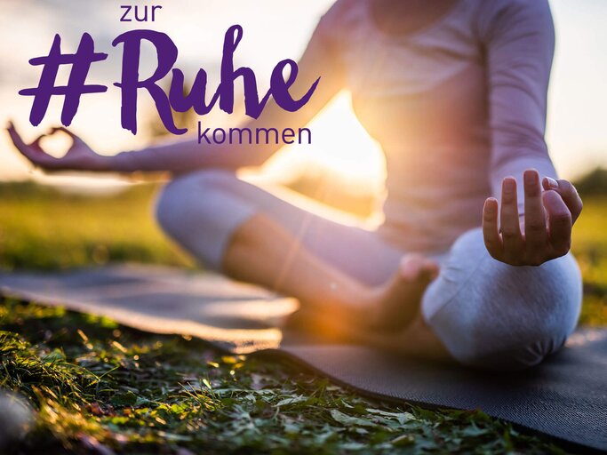 Frau sitzt im Schneidersitz auf einer Yogamatte und meditiert | © iStock | Marija Jovovic