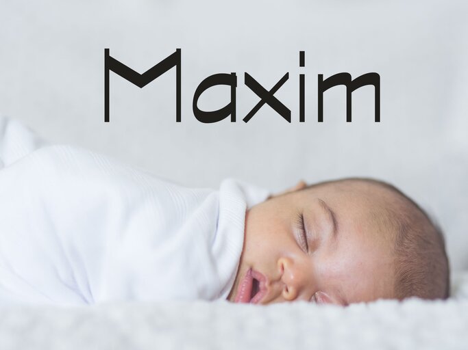 Süßes schlafendes Baby mit dem Namen Maxim | © iStock | FatCamera