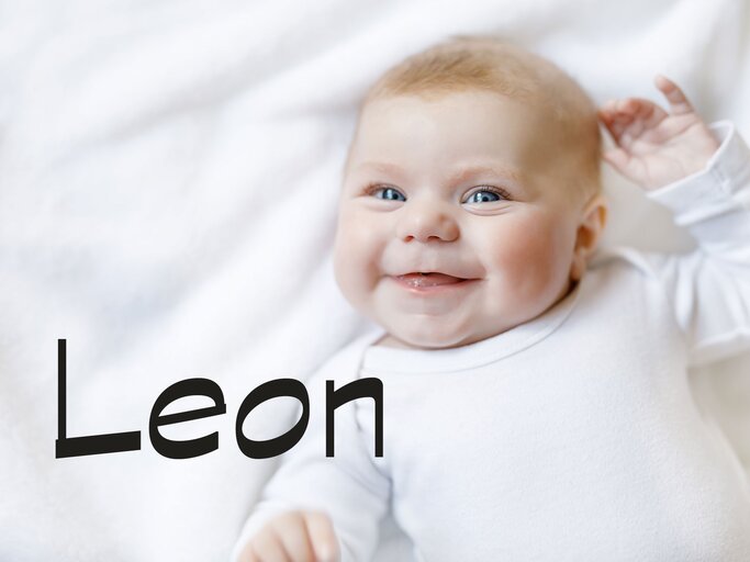 Lächelndes Baby mit dem Namen Leon | © iStock | romrodinka